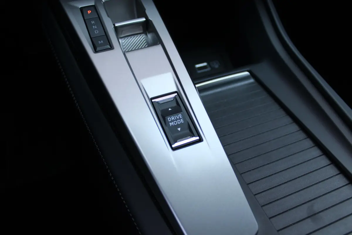 1.2 130PK AUTOMAAT ALLURE PACK BUSINESS | NAVIGATIE | DRAADLOZE APPLE CARPLAY/ANDROID AUTO | ACHTERUITRIJ CAMERA | KEYLESS ENTRY/START | LICHTMETALEN VELGEN 17" | DAB+ RADIO | ADAPTIVE CRUIS