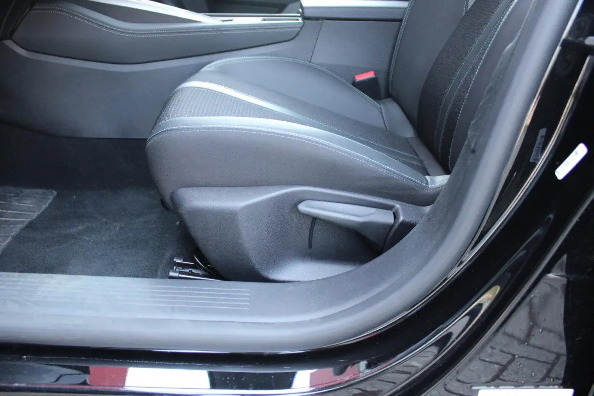 1.2 130PK AUTOMAAT ALLURE PACK BUSINESS | NAVIGATIE | DRAADLOZE APPLE CARPLAY/ANDROID AUTO | ACHTERUITRIJ CAMERA | KEYLESS ENTRY/START | LICHTMETALEN VELGEN 17" | DAB+ RADIO | ADAPTIVE CRUIS