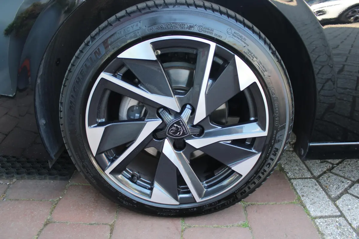 1.2 130PK AUTOMAAT ALLURE PACK BUSINESS | NAVIGATIE | DRAADLOZE APPLE CARPLAY/ANDROID AUTO | ACHTERUITRIJ CAMERA | KEYLESS ENTRY/START | LICHTMETALEN VELGEN 17" | DAB+ RADIO | ADAPTIVE CRUIS