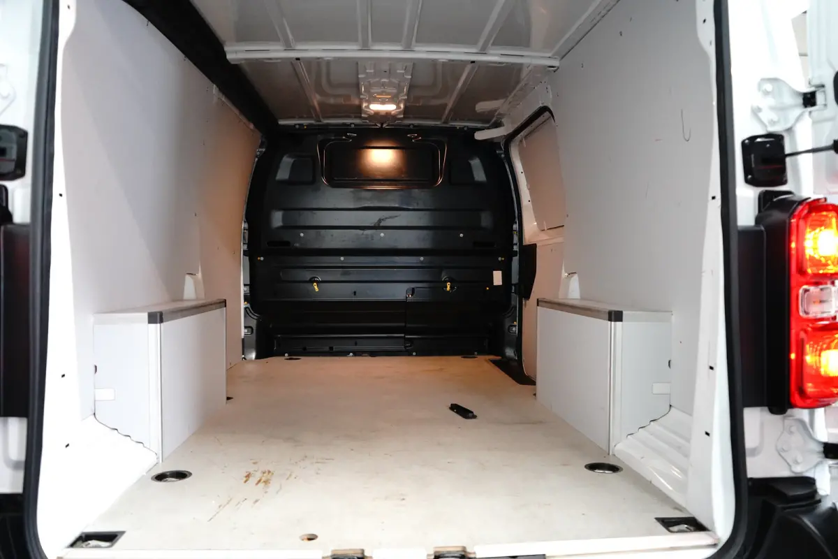 gesloten Bestelwagen Basis L (L3) AUTOMAAT - BETIMMERING - NAVI BY APP