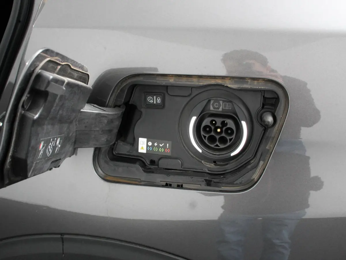 1.6 Hybrid 225PK Allure Pack Navigatie Apple Carplay/Android Auto Camera Parkeersensoren Adaptive Cruise Control Dodehoek assistent Stoelverwarming Climate Control Virtual Cockpit  Lichtmeta