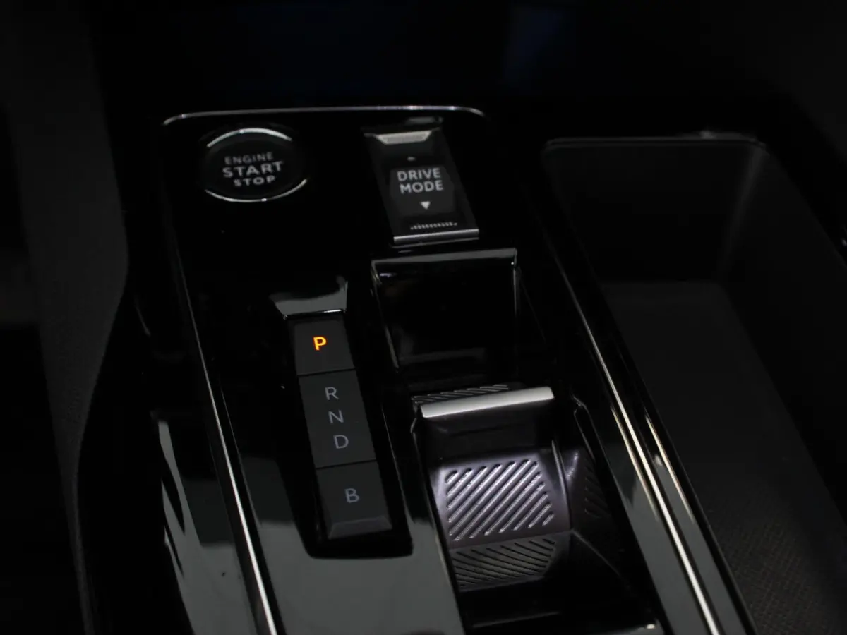 1.6 Hybrid 225PK Allure Pack Navigatie Apple Carplay/Android Auto Camera Parkeersensoren Adaptive Cruise Control Dodehoek assistent Stoelverwarming Climate Control Virtual Cockpit  Lichtmeta