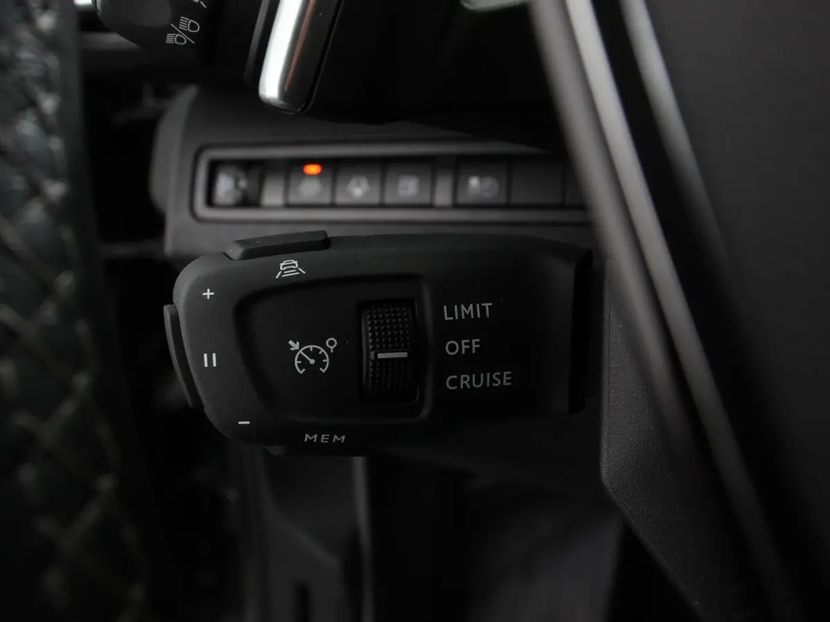 1.6 Hybrid 225PK Allure Pack Navigatie Apple Carplay/Android Auto Camera Parkeersensoren Adaptive Cruise Control Dodehoek assistent Stoelverwarming Climate Control Virtual Cockpit  Lichtmeta