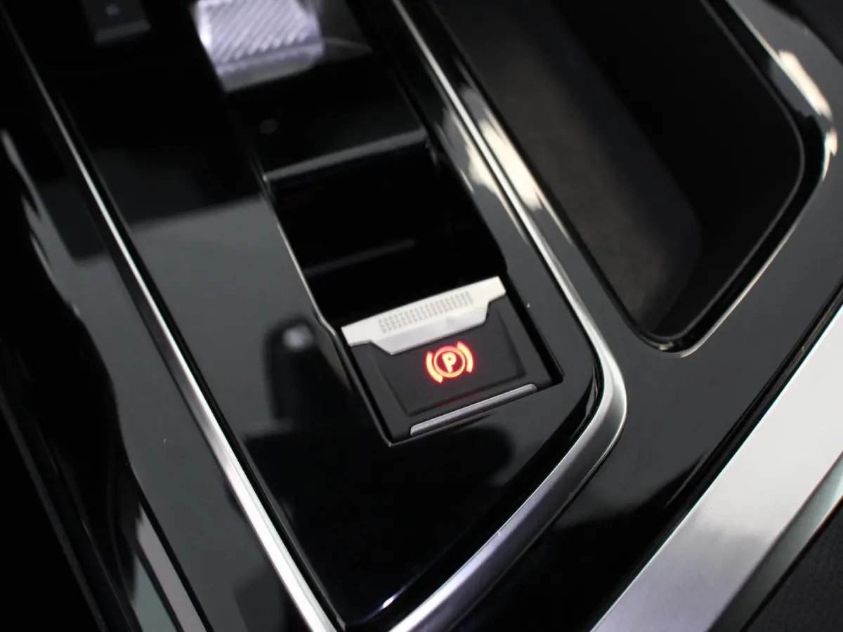1.6 Hybrid 225PK Allure Pack Navigatie Apple Carplay/Android Auto Camera Parkeersensoren Adaptive Cruise Control Dodehoek assistent Stoelverwarming Climate Control Virtual Cockpit  Lichtmeta