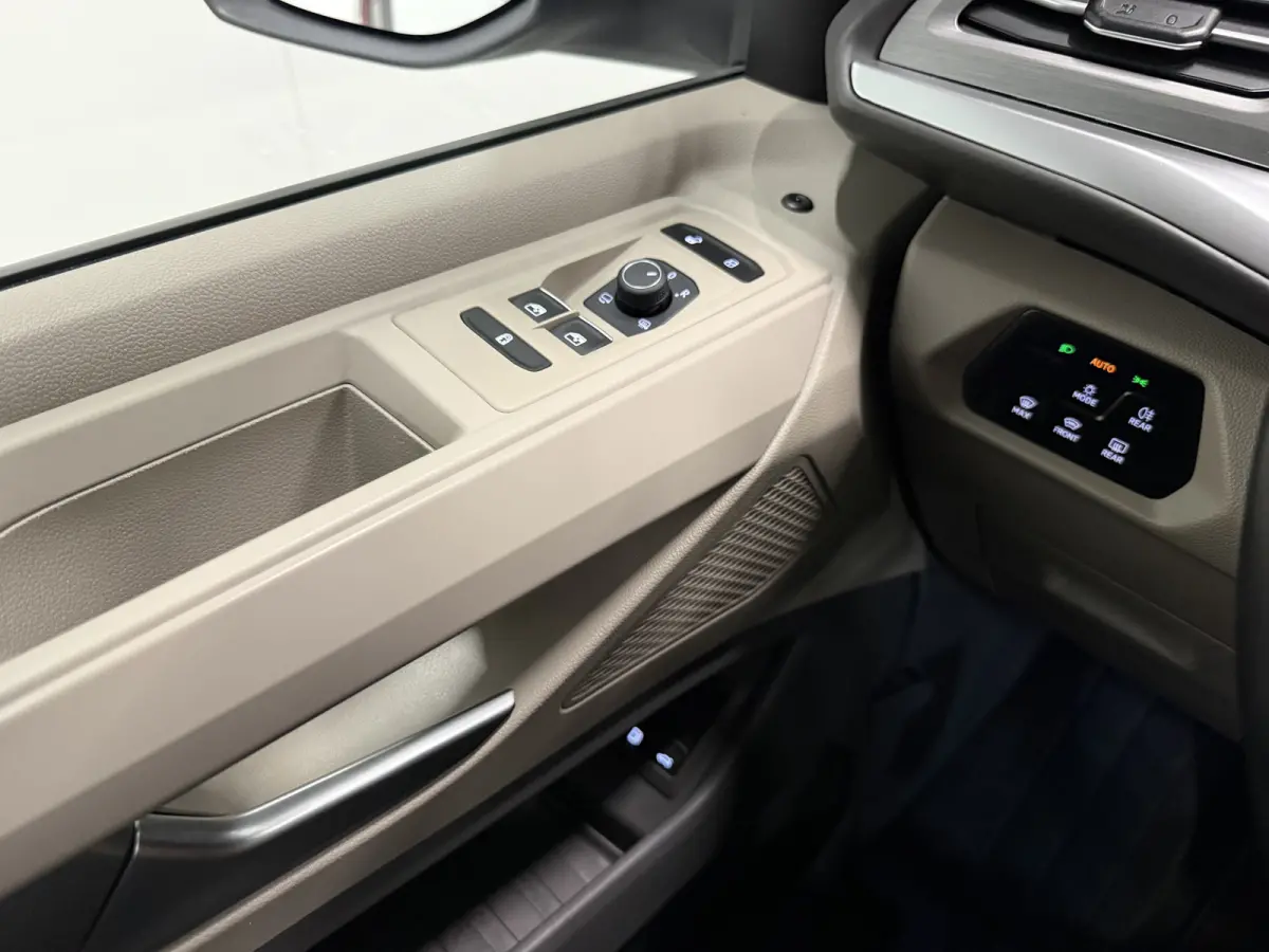 1.4 eHybrid Life 7p. TREKHAAK/ACC/ELECTR.SCHUIFDEUREN/SOH 92%/CAMERA/17"/CARPLAY/STOEL+STUURVERW/ELECTR.A.KLEP/PRIVACY/REFLEXSILBER/VOLLEDIG VW DEALER HISTORIE