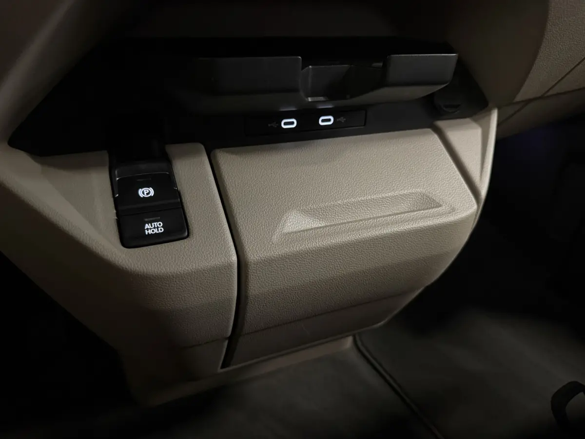 1.4 eHybrid Life 7p. TREKHAAK/ACC/ELECTR.SCHUIFDEUREN/SOH 92%/CAMERA/17"/CARPLAY/STOEL+STUURVERW/ELECTR.A.KLEP/PRIVACY/REFLEXSILBER/VOLLEDIG VW DEALER HISTORIE