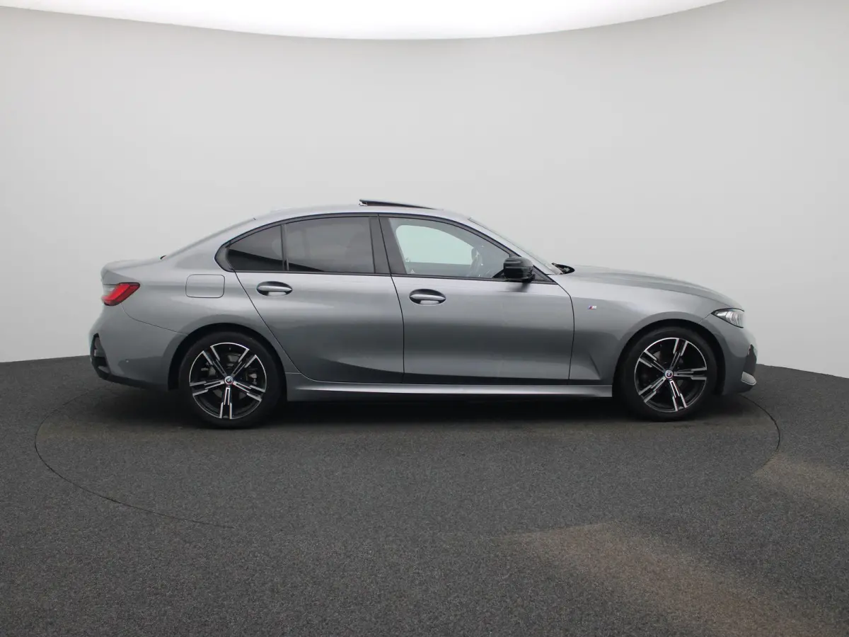 318i M-sport Edition | Apple Carplay / Android Auto | Panoramadak | Stoelverwarming | Achteruitrijcamera | Parkeersensoren |