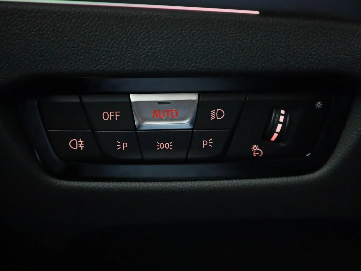 318i M-sport Edition | Apple Carplay / Android Auto | Panoramadak | Stoelverwarming | Achteruitrijcamera | Parkeersensoren |