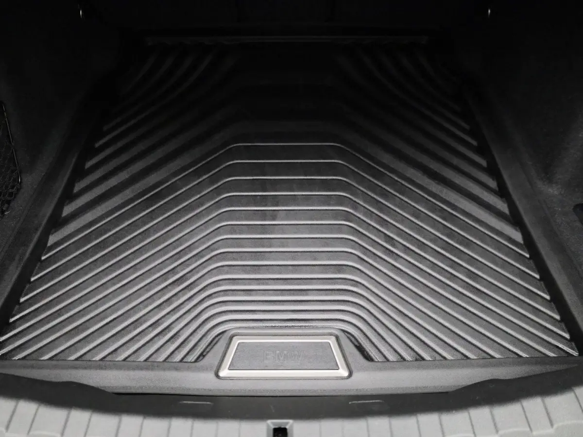 318i M-sport Edition | Apple Carplay / Android Auto | Panoramadak | Stoelverwarming | Achteruitrijcamera | Parkeersensoren |