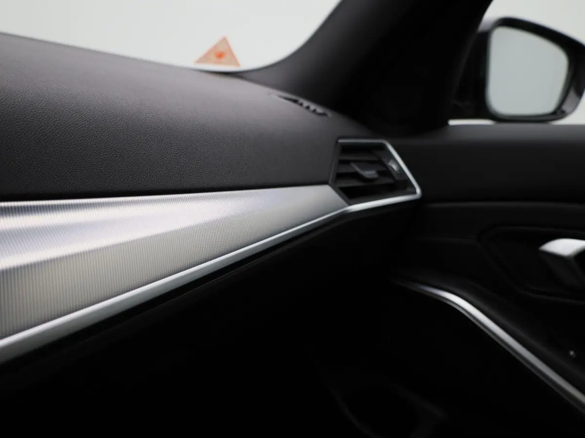 318i M-sport Edition | Apple Carplay / Android Auto | Panoramadak | Stoelverwarming | Achteruitrijcamera | Parkeersensoren |