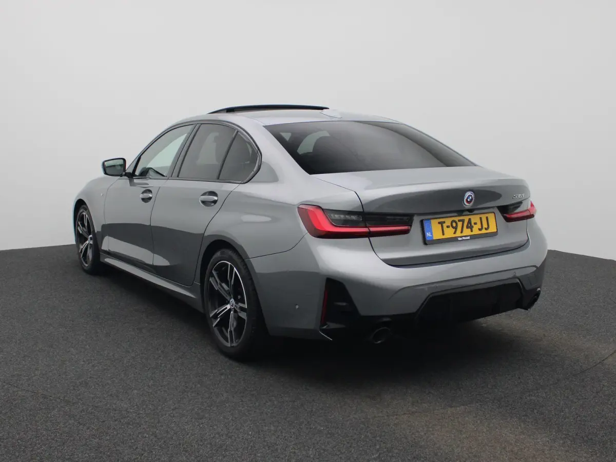 318i M-sport Edition | Apple Carplay / Android Auto | Panoramadak | Stoelverwarming | Achteruitrijcamera | Parkeersensoren |