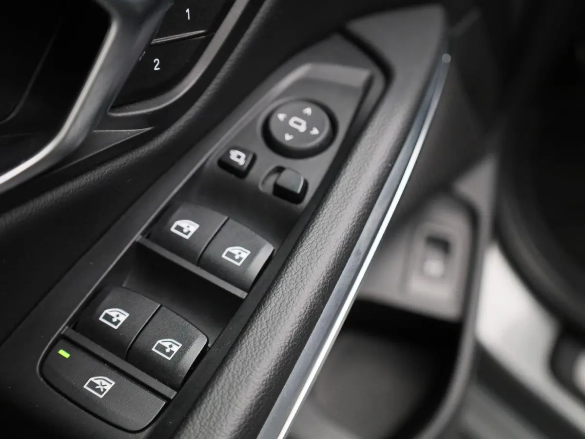 318i M-sport Edition | Apple Carplay / Android Auto | Panoramadak | Stoelverwarming | Achteruitrijcamera | Parkeersensoren |