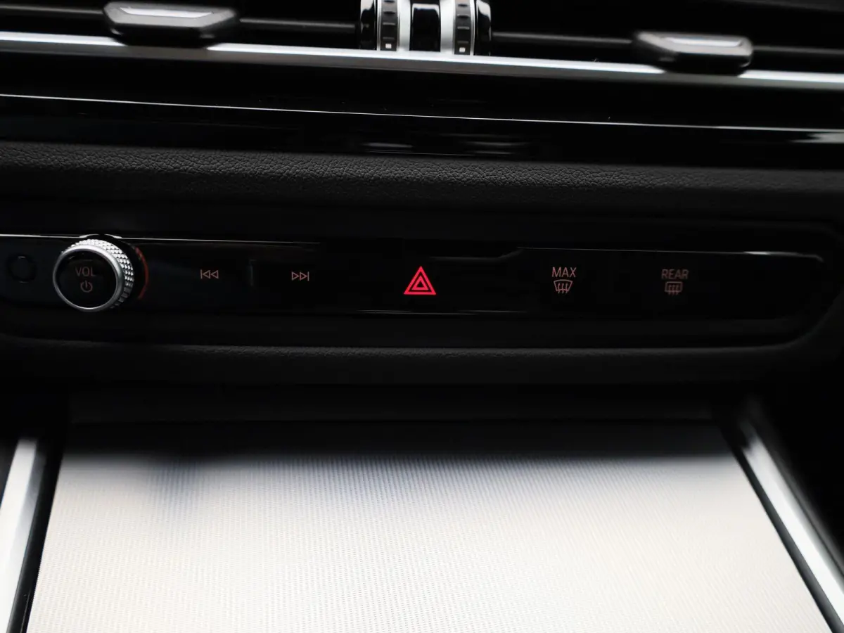 318i M-sport Edition | Apple Carplay / Android Auto | Panoramadak | Stoelverwarming | Achteruitrijcamera | Parkeersensoren |