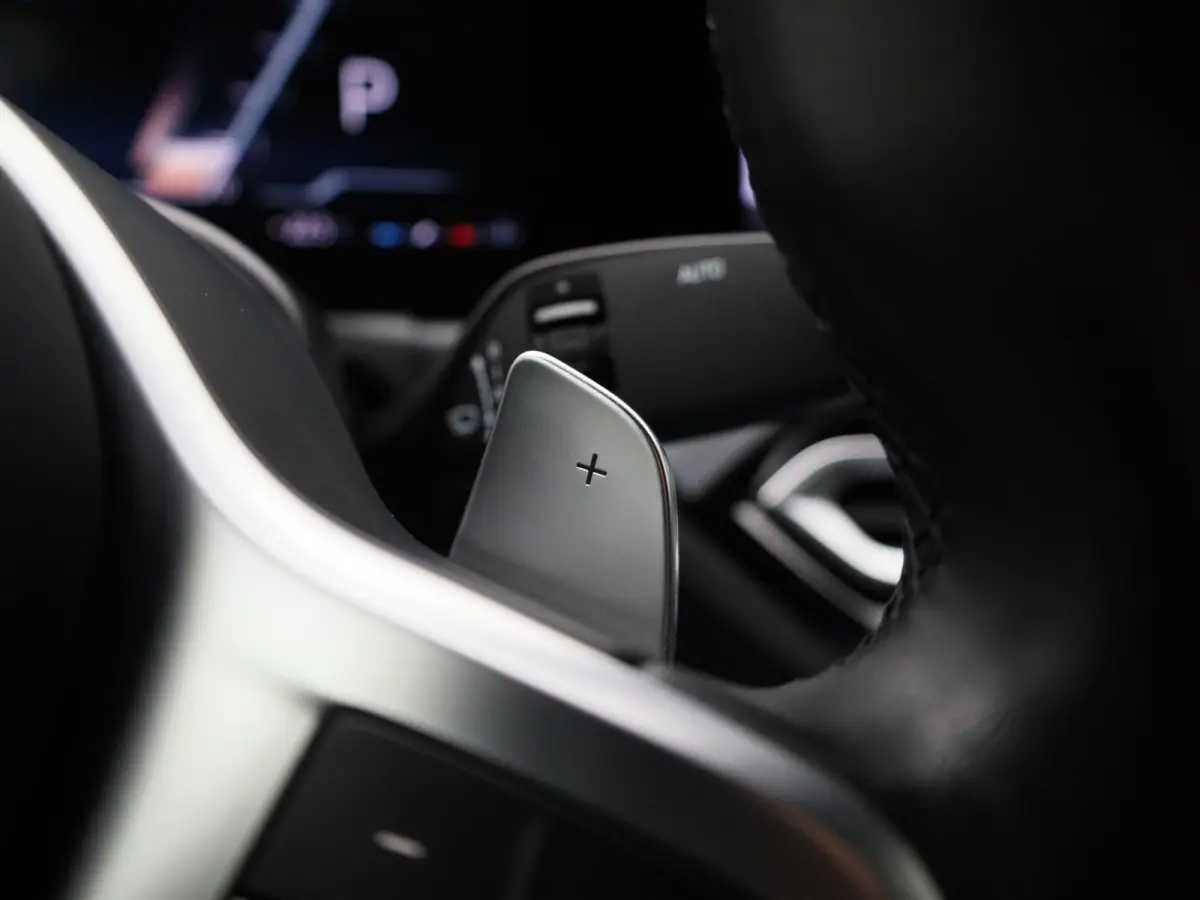 318i M-sport Edition | Apple Carplay / Android Auto | Panoramadak | Stoelverwarming | Achteruitrijcamera | Parkeersensoren |