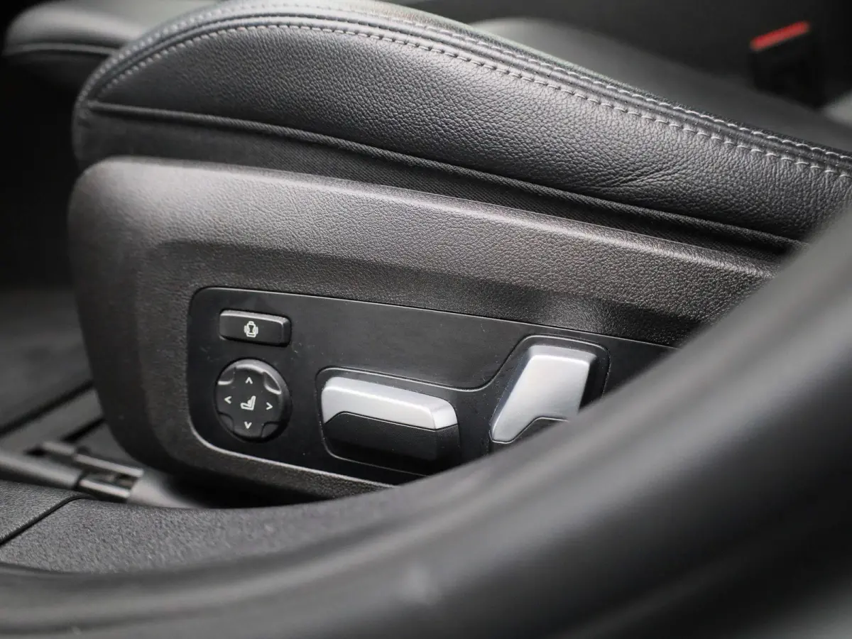 318i M-sport Edition | Apple Carplay / Android Auto | Panoramadak | Stoelverwarming | Achteruitrijcamera | Parkeersensoren |