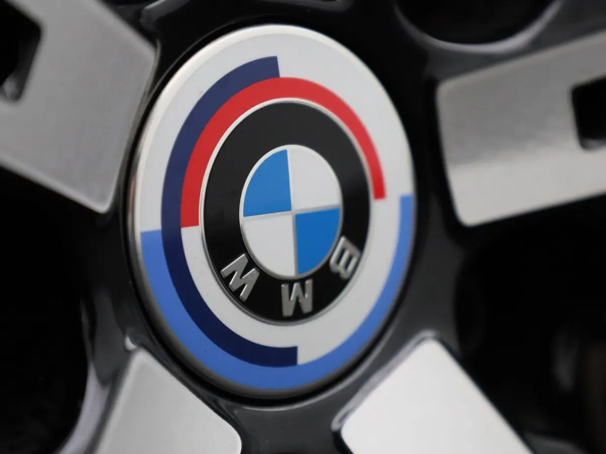 318i M-sport Edition | Apple Carplay / Android Auto | Panoramadak | Stoelverwarming | Achteruitrijcamera | Parkeersensoren |