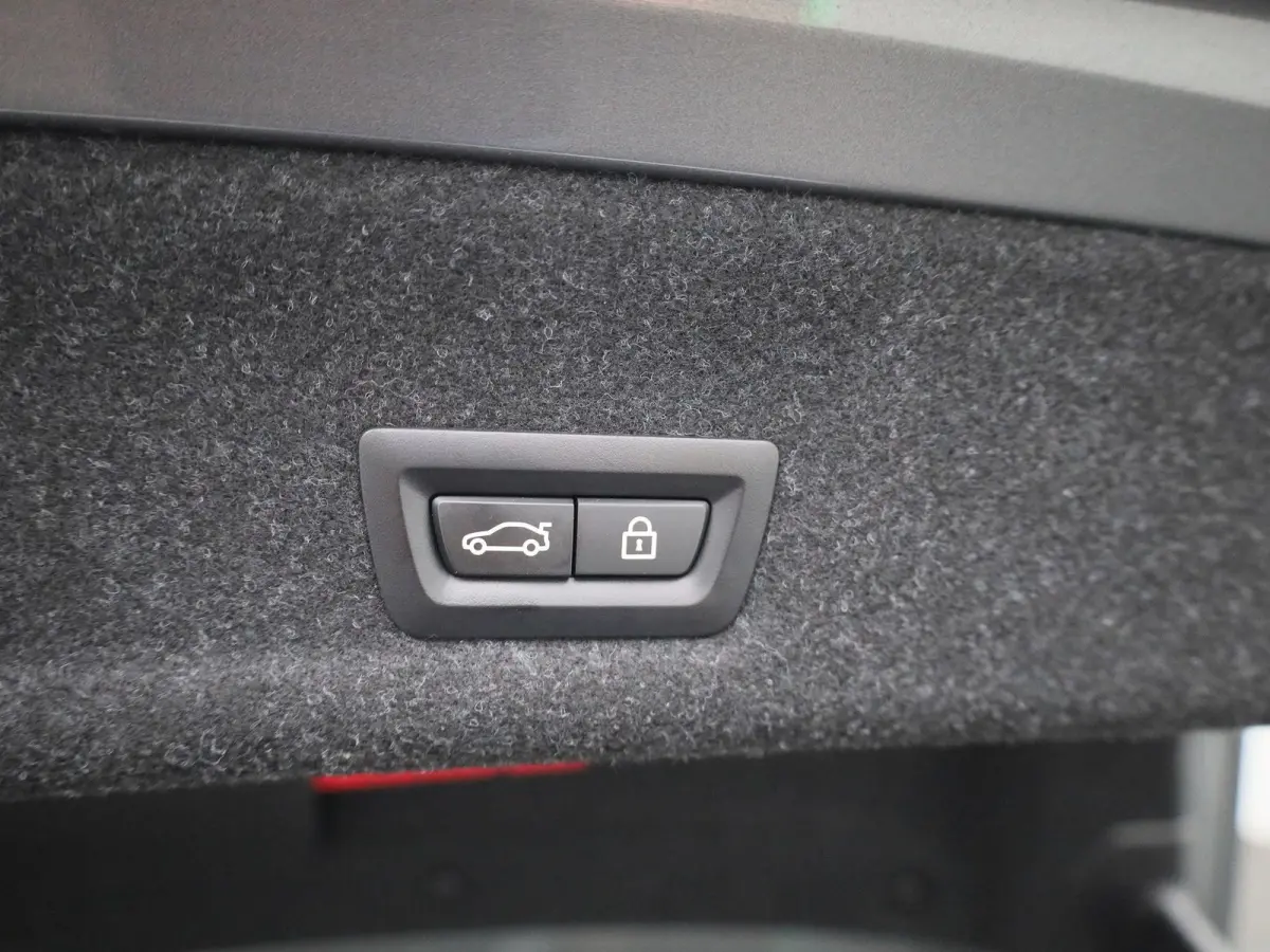 318i M-sport Edition | Apple Carplay / Android Auto | Panoramadak | Stoelverwarming | Achteruitrijcamera | Parkeersensoren |