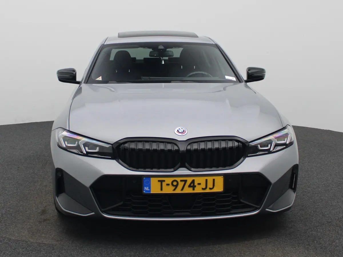 318i M-sport Edition | Apple Carplay / Android Auto | Panoramadak | Stoelverwarming | Achteruitrijcamera | Parkeersensoren |