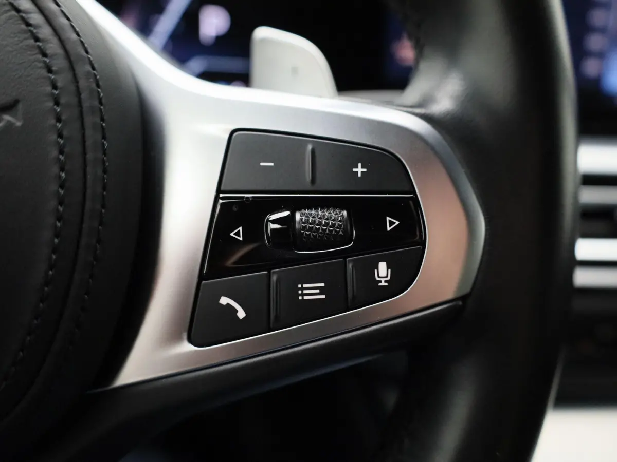 318i M-sport Edition | Apple Carplay / Android Auto | Panoramadak | Stoelverwarming | Achteruitrijcamera | Parkeersensoren |