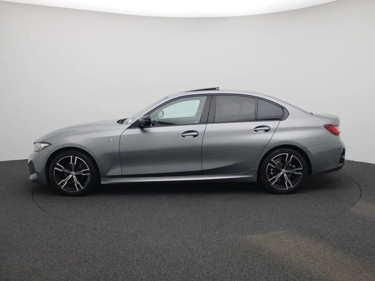 318i M-sport Edition | Apple Carplay / Android Auto | Panoramadak | Stoelverwarming | Achteruitrijcamera | Parkeersensoren |