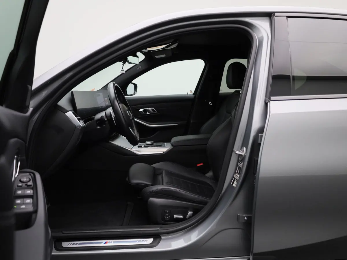 318i M-sport Edition | Apple Carplay / Android Auto | Panoramadak | Stoelverwarming | Achteruitrijcamera | Parkeersensoren |