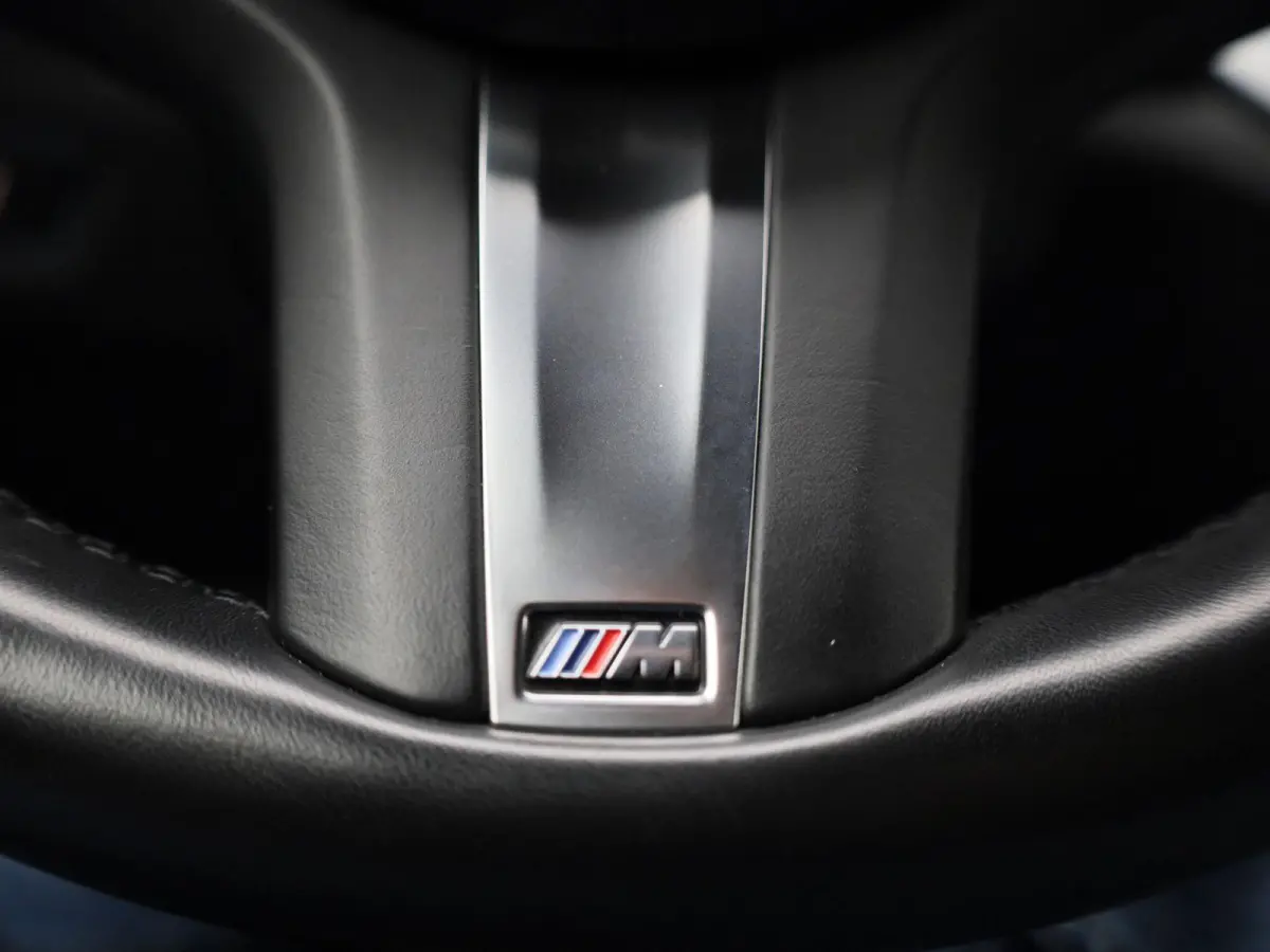 318i M-sport Edition | Apple Carplay / Android Auto | Panoramadak | Stoelverwarming | Achteruitrijcamera | Parkeersensoren |