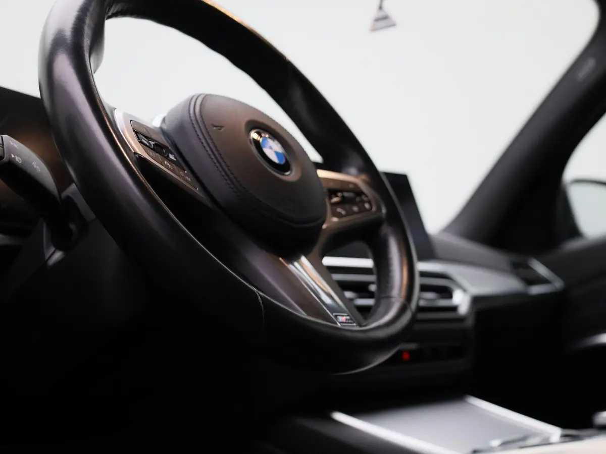 318i M-sport Edition | Apple Carplay / Android Auto | Panoramadak | Stoelverwarming | Achteruitrijcamera | Parkeersensoren |