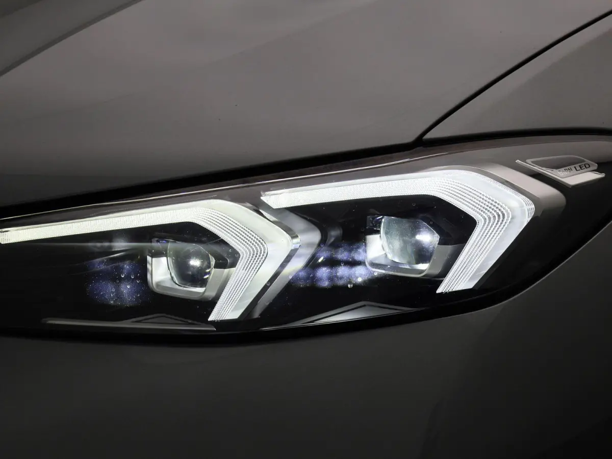 318i M-sport Edition | Apple Carplay / Android Auto | Panoramadak | Stoelverwarming | Achteruitrijcamera | Parkeersensoren |