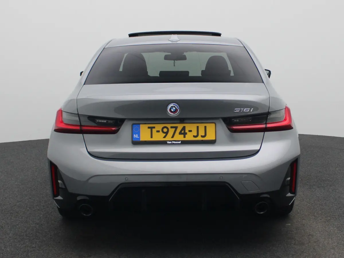 318i M-sport Edition | Apple Carplay / Android Auto | Panoramadak | Stoelverwarming | Achteruitrijcamera | Parkeersensoren |