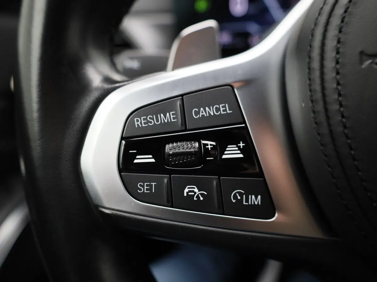 318i M-sport Edition | Apple Carplay / Android Auto | Panoramadak | Stoelverwarming | Achteruitrijcamera | Parkeersensoren |
