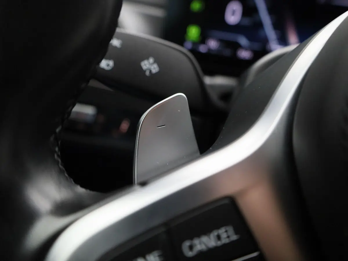 318i M-sport Edition | Apple Carplay / Android Auto | Panoramadak | Stoelverwarming | Achteruitrijcamera | Parkeersensoren |
