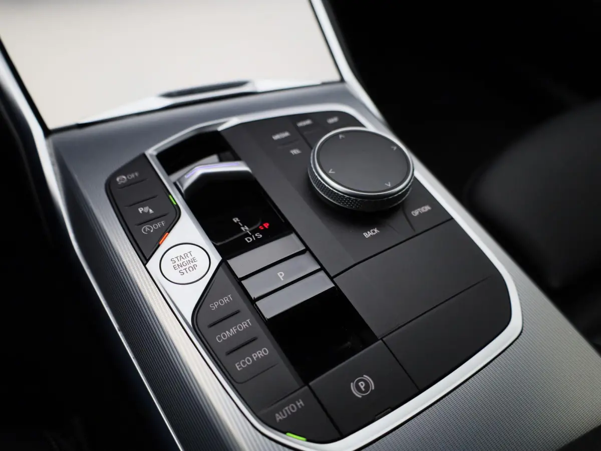 318i M-sport Edition | Apple Carplay / Android Auto | Panoramadak | Stoelverwarming | Achteruitrijcamera | Parkeersensoren |
