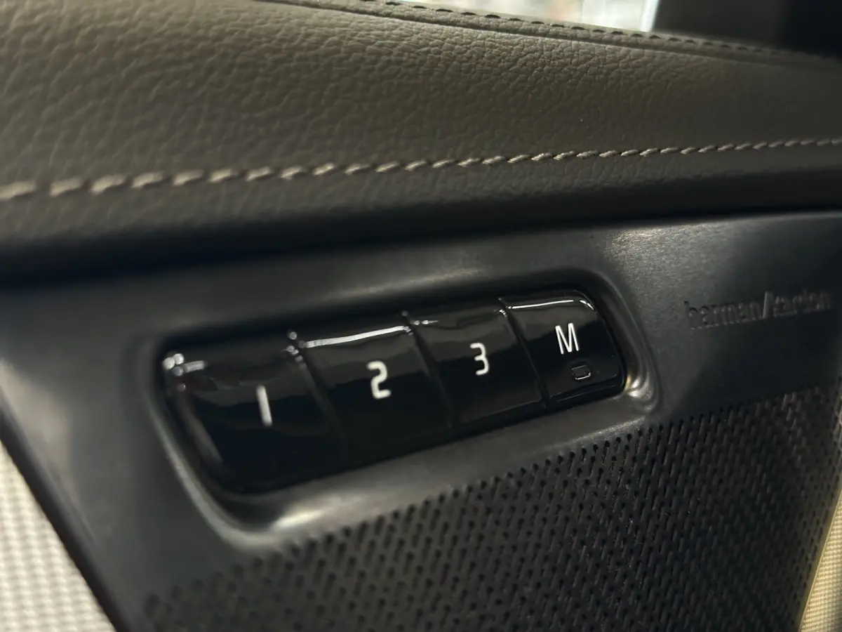 2.0 T8 Recharge AWD Ultimate Bright | Luchtvering | Leder | Stoel/Stuurverwarming | Harman&Kardon|