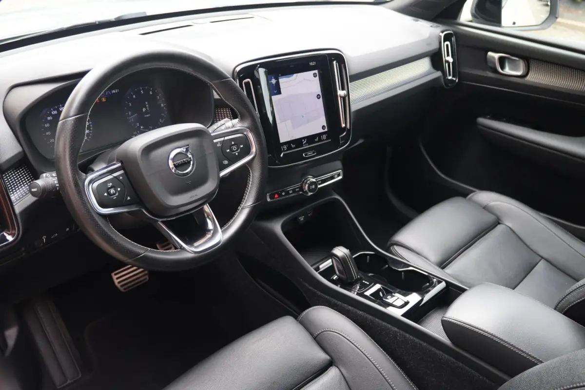T4 R-Design | Stoelverwarming | Trekhaak | Parkeercamera | BLIS | Leder | Keyless