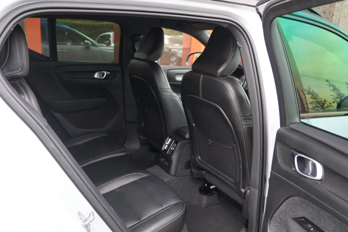 T4 R-Design | Stoelverwarming | Trekhaak | Parkeercamera | BLIS | Leder | Keyless