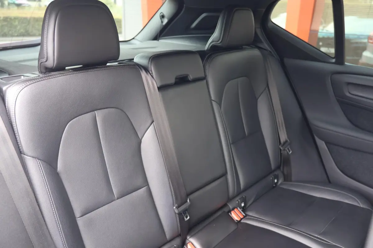 T4 R-Design | Stoelverwarming | Trekhaak | Parkeercamera | BLIS | Leder | Keyless