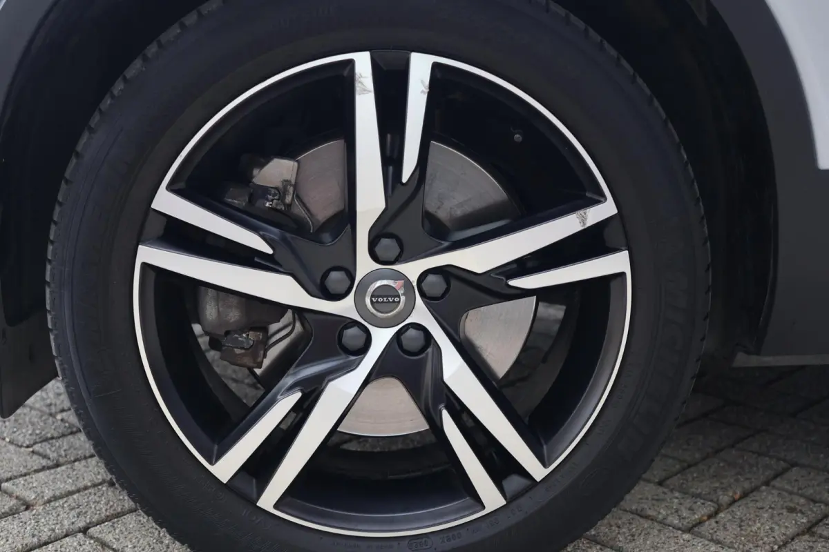 T4 R-Design | Stoelverwarming | Trekhaak | Parkeercamera | BLIS | Leder | Keyless