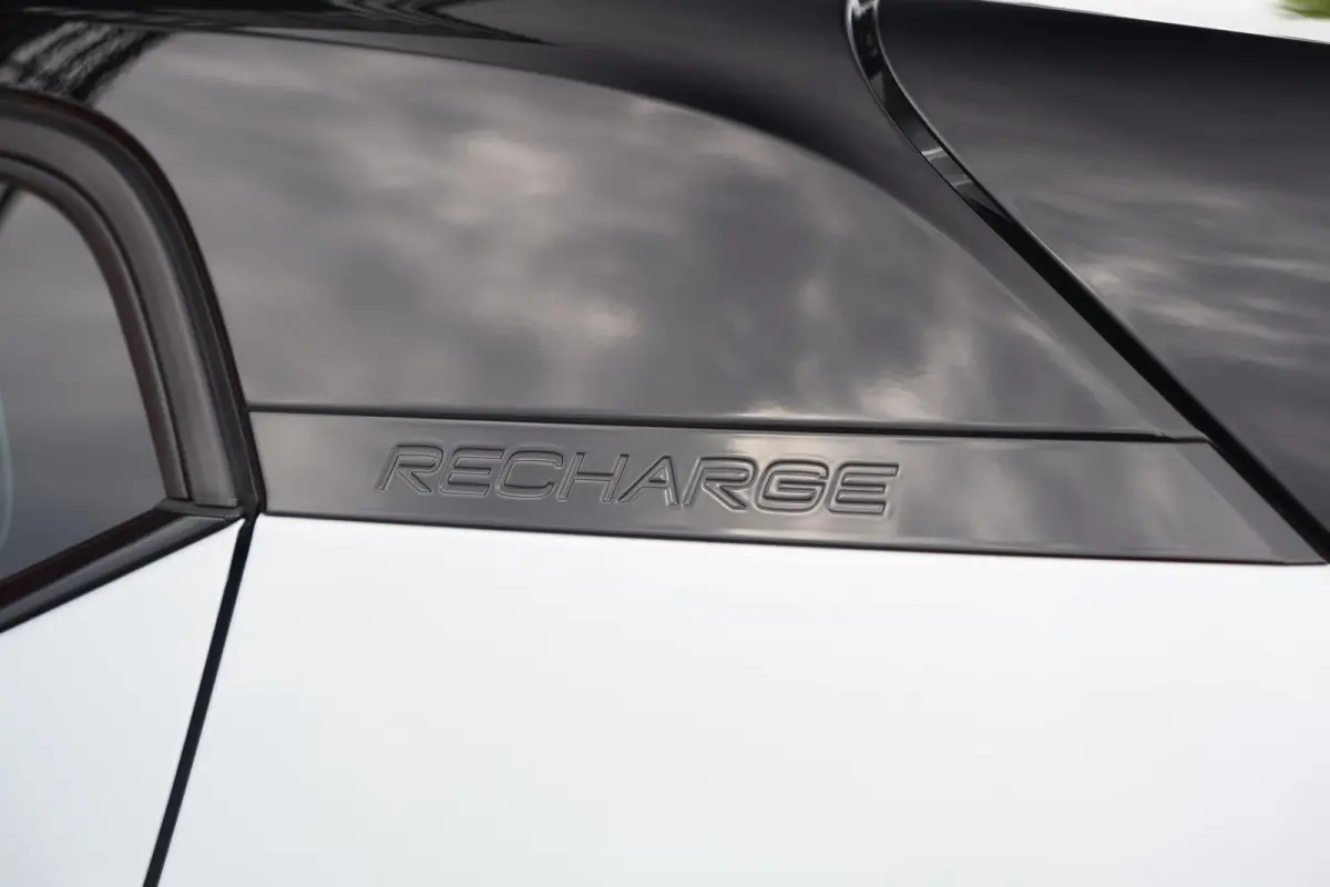 T4 R-Design | Stoelverwarming | Trekhaak | Parkeercamera | BLIS | Leder | Keyless