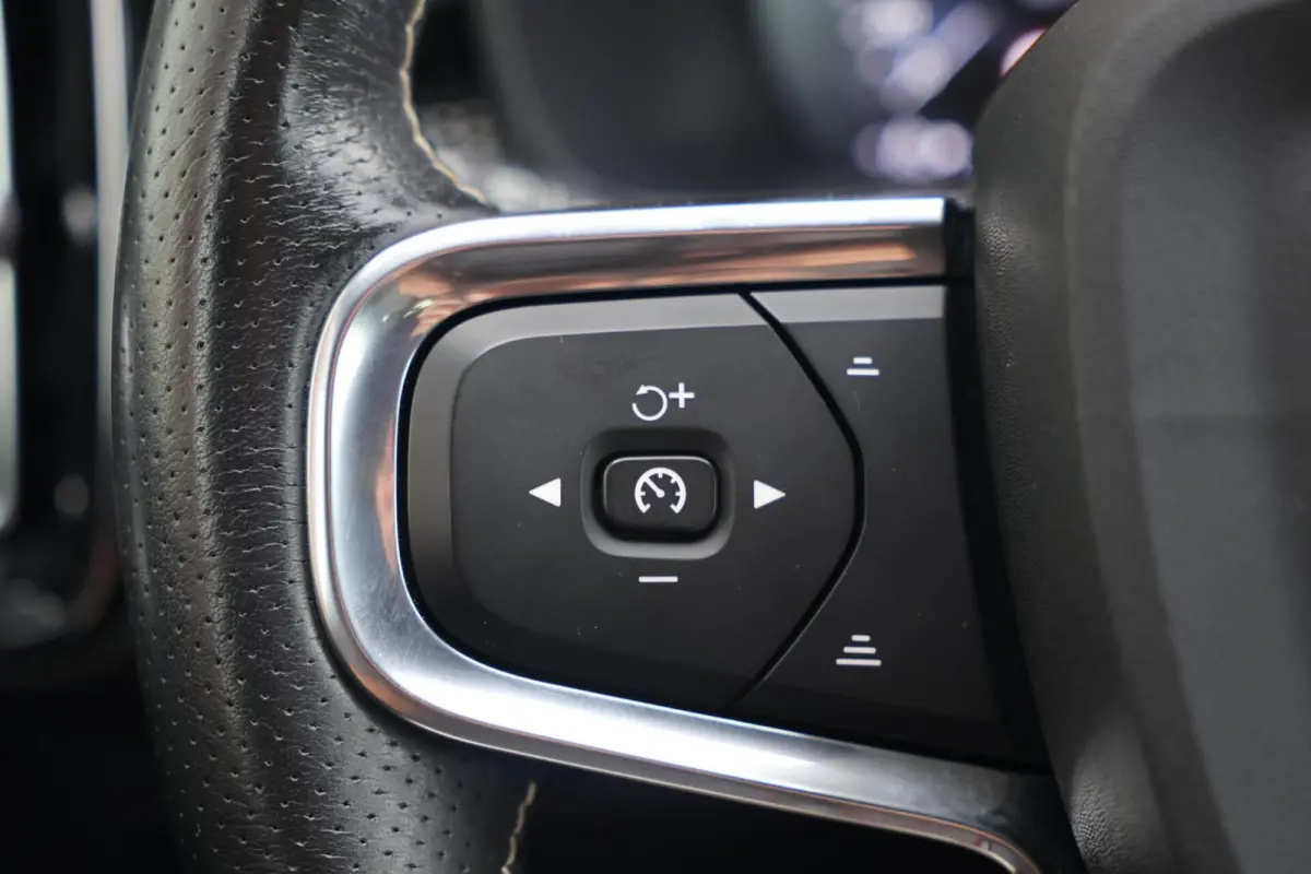 T4 R-Design | Stoelverwarming | Trekhaak | Parkeercamera | BLIS | Leder | Keyless