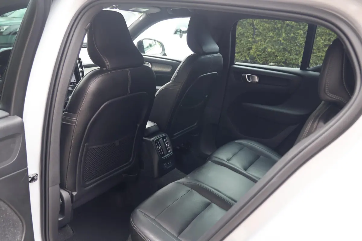 T4 R-Design | Stoelverwarming | Trekhaak | Parkeercamera | BLIS | Leder | Keyless