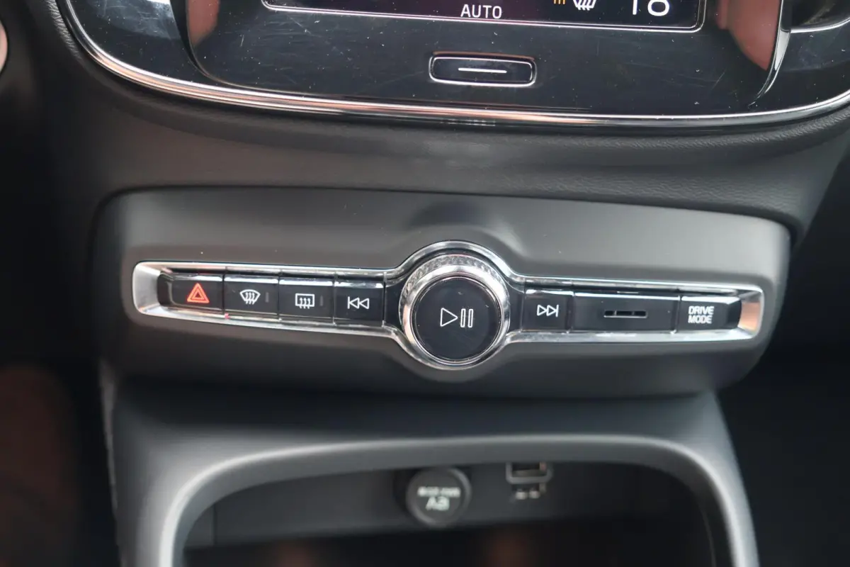 T4 R-Design | Stoelverwarming | Trekhaak | Parkeercamera | BLIS | Leder | Keyless