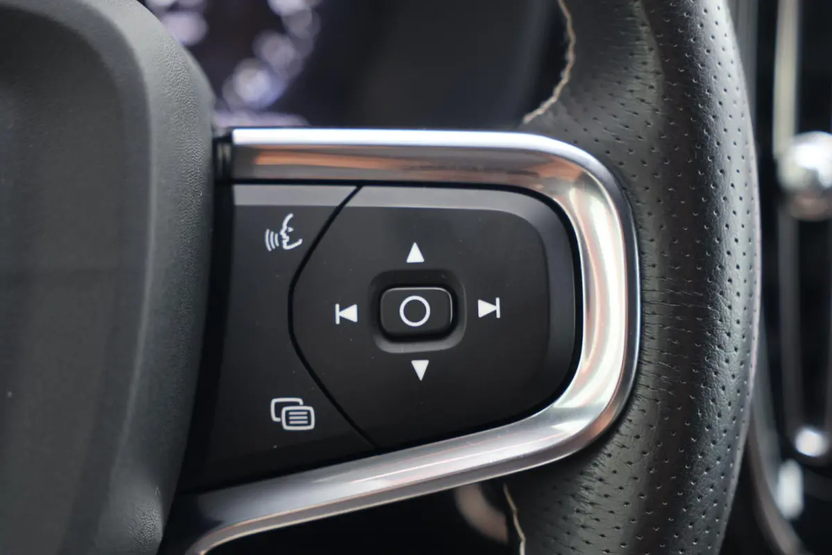 T4 R-Design | Stoelverwarming | Trekhaak | Parkeercamera | BLIS | Leder | Keyless