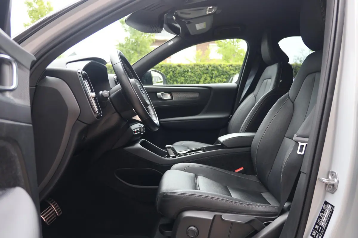 T4 R-Design | Stoelverwarming | Trekhaak | Parkeercamera | BLIS | Leder | Keyless