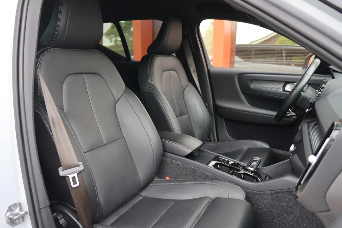 T4 R-Design | Stoelverwarming | Trekhaak | Parkeercamera | BLIS | Leder | Keyless