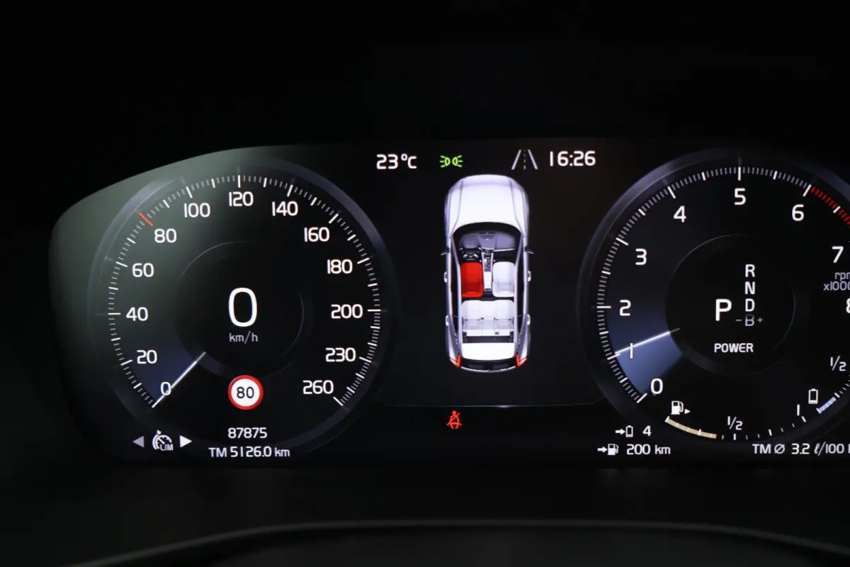 T4 R-Design | Stoelverwarming | Trekhaak | Parkeercamera | BLIS | Leder | Keyless