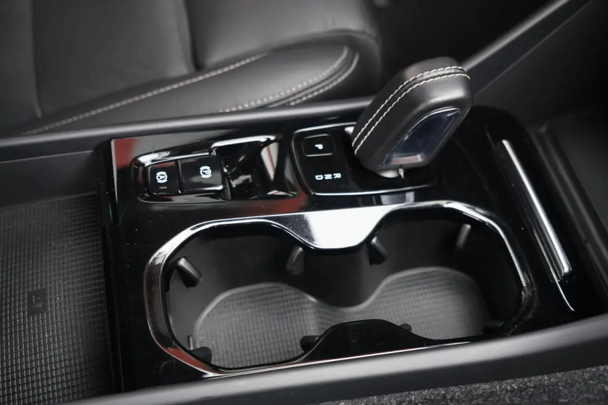 T4 R-Design | Stoelverwarming | Trekhaak | Parkeercamera | BLIS | Leder | Keyless