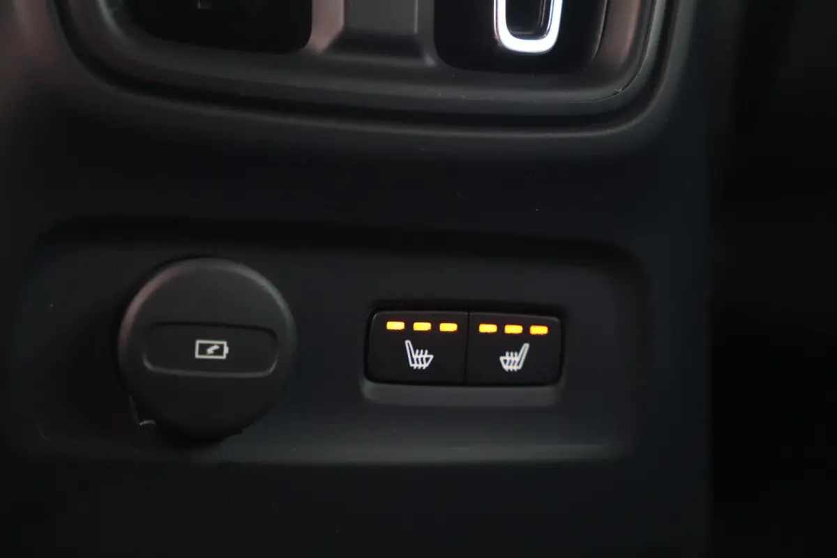 T4 R-Design | Stoelverwarming | Trekhaak | Parkeercamera | BLIS | Leder | Keyless