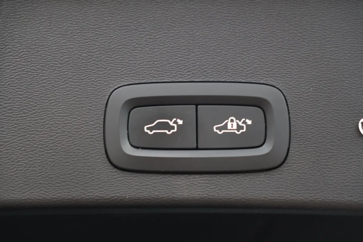 T4 R-Design | Stoelverwarming | Trekhaak | Parkeercamera | BLIS | Leder | Keyless