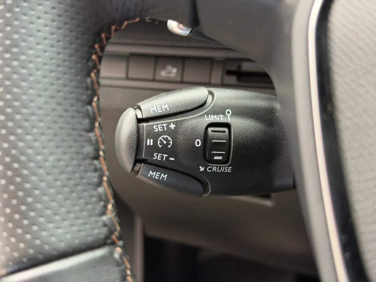 1.6 e-THP 165PK GT Line LED Pano Carplay Navi