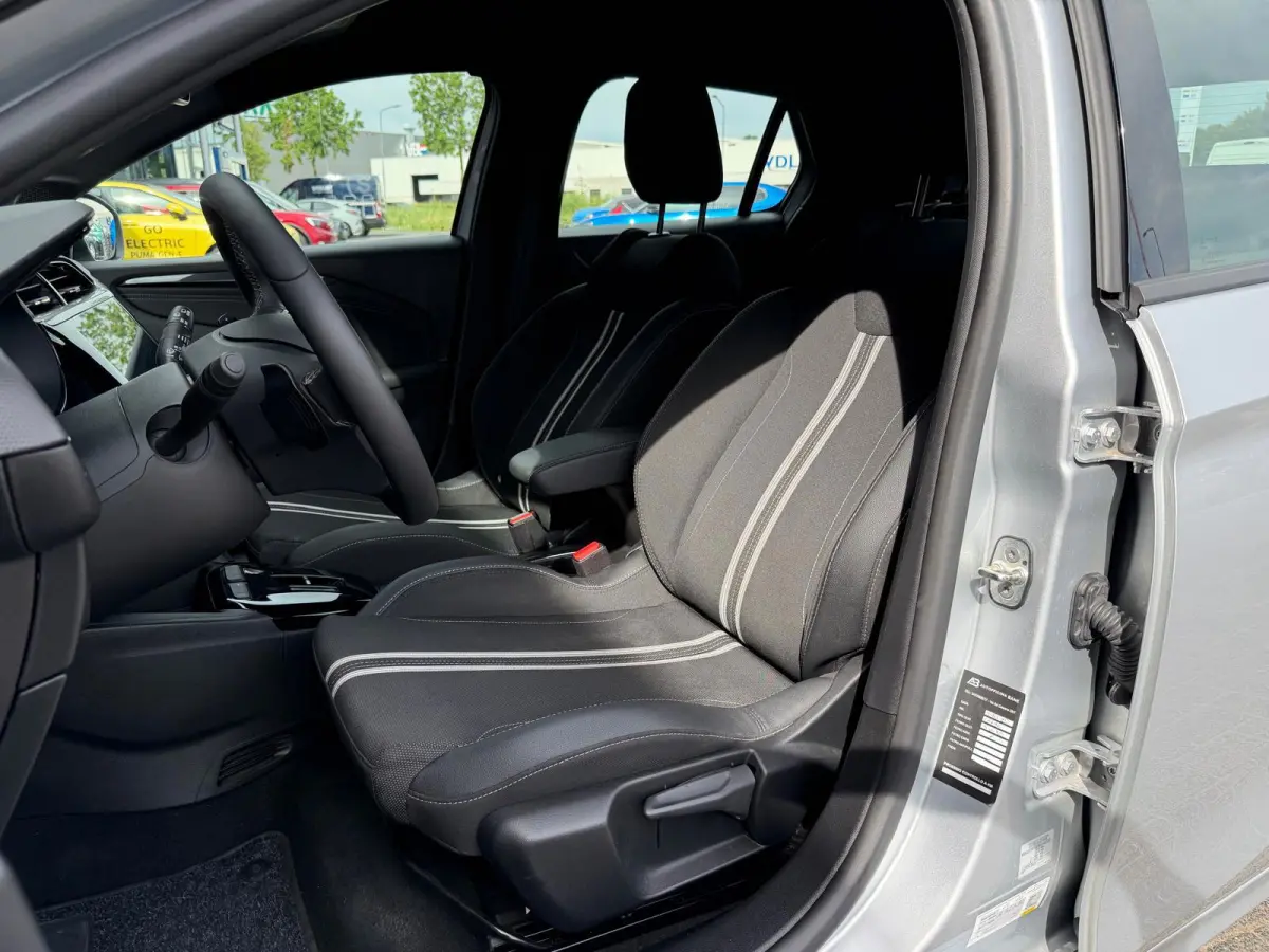 1.2 Turbo Hybrid | LED | Camera | Parksens | Carplay | Dode hoek sensor | Two Tone |